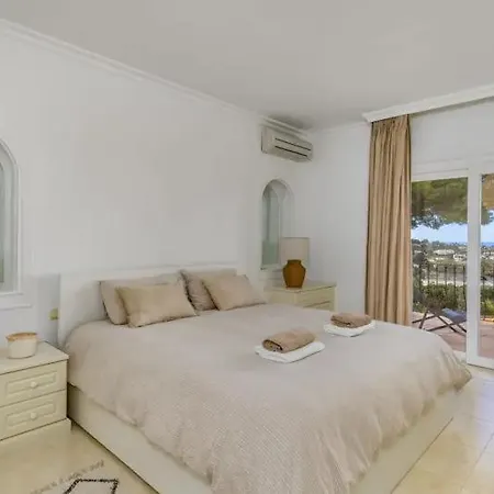 With Sea Views - Benahavis Villa *
